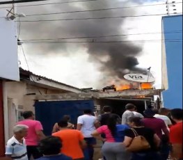 SINISTRO: Incêndio destrói residência e mata cachorro carbonizado