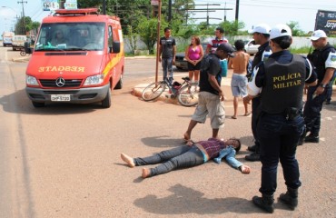 DESATENÇÃO - Casal é atropelado em cruzamento na BR 319 - FOTOS