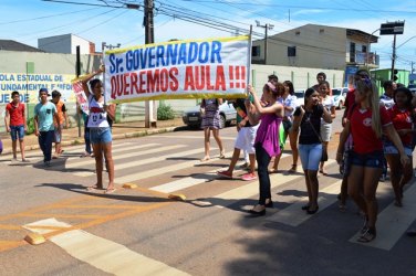 CHEIA – Alunos exigem volta às aulas e desabrigados se recusam a sair das escolas 