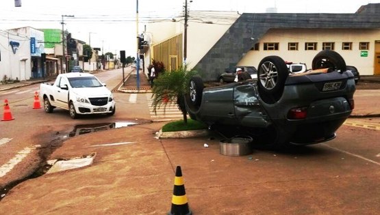 EMBRIAGADO - Genro de Nazif avança semáforo, sofre colisão e capota carro