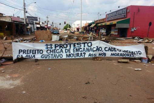 População fecha avenida na capital e protesta contra prefeitura