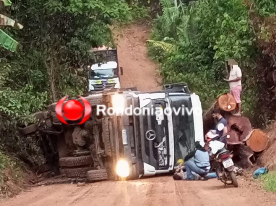FERIDO: Motorista de caminhão evita colisão com ônibus escolar e tomba veículo