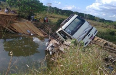 OURO PRETO - Caminhão destrói ponte na zona rural, após fugir da balança do DNIT