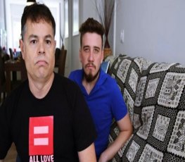 Casal gay é humilhado e expulso de festa de formatura após beijo 