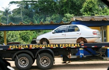 PRF encontra veículo particular depenado na BR 364