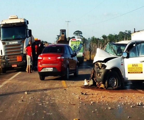 Acidente com veículo oficial na BR 364 deixa três feridos 

