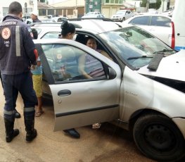 AVANÇOU: Colisão entre carros deixa mulher ferida na capital