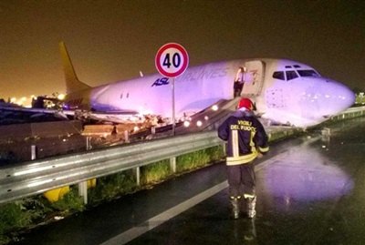 Avião de carga sai da pista e para no meio da estrada na Itália; veja!
