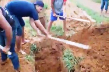 Filhos cavam cova da mãe por falta de coveiro em cemitério público - VÍDEO