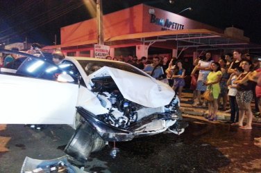 CAOS NO TRÂNSITO - Motorista avança cruzamento e provoca grave acidente