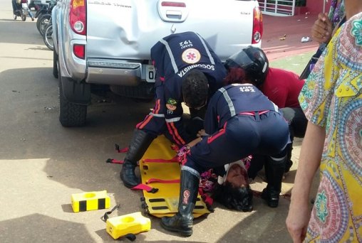 Pedestre é atropelada e imprensada contra caminhonete - VÍDEO