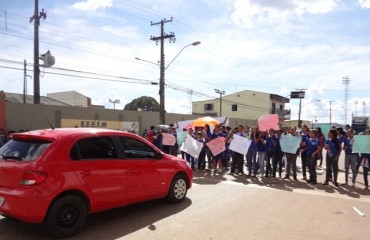 CALOR - Alunos da escola Duque de Caxias interditam avenida Farquar em manifestação – Fotos e Vídeo