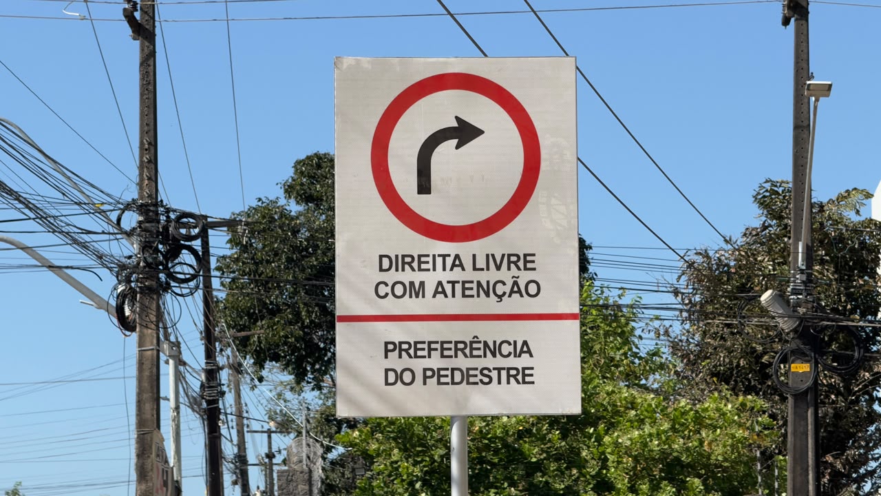 EDIMILSON DOURADO: Vereador tem solicitação atendida e placa 'Direita Livre' melhora fluxo de veículos na Zona Sul