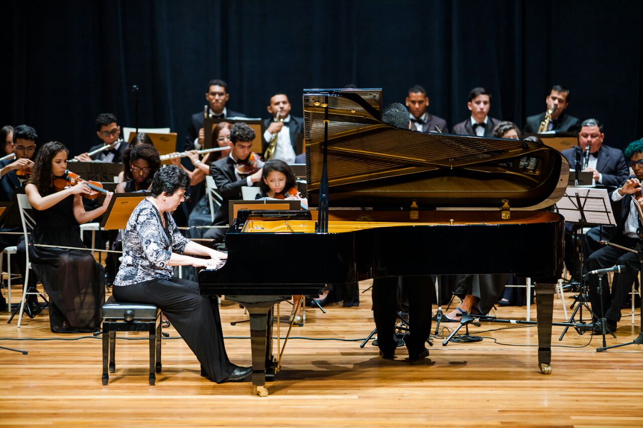 Pianista e alunos da Universidade Lebanon, dos EUA, se apresentam no Palácio das Artes