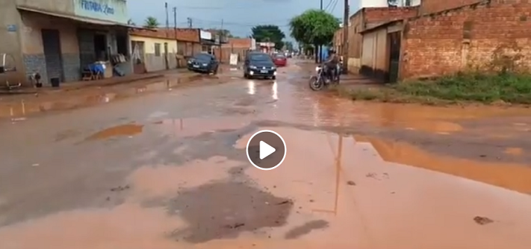 PRECÁRIO: Avenida Petrolina em Porto Velho está tomada por lama e buraco