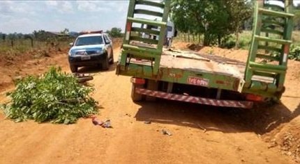 Criança de 10 anos que pilotava moto morre ao chocar-se contra caminhão 