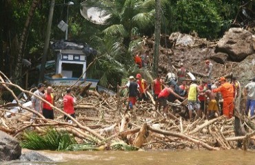 PRIMEIRA MÃO - Tragédias, terra arrasada e ação imediata - Por Sérgio Pires