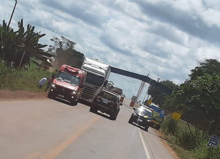 NA BR-364: Caminhoneiro é socorrido após ser eletrocutado por fio de alta tensão