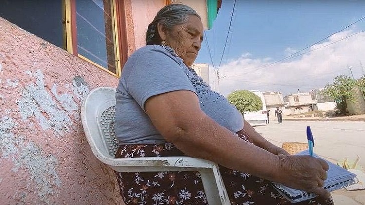    Ela ganhou um prêmio literário aos 63 anos após aprender a ler e escrever