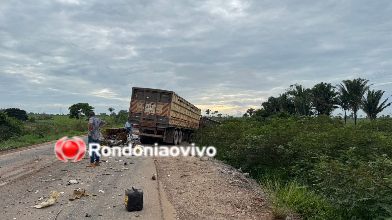 TRÁGICO: Colisão entre caminhões na BR-364 deixa um morto e três feridos 