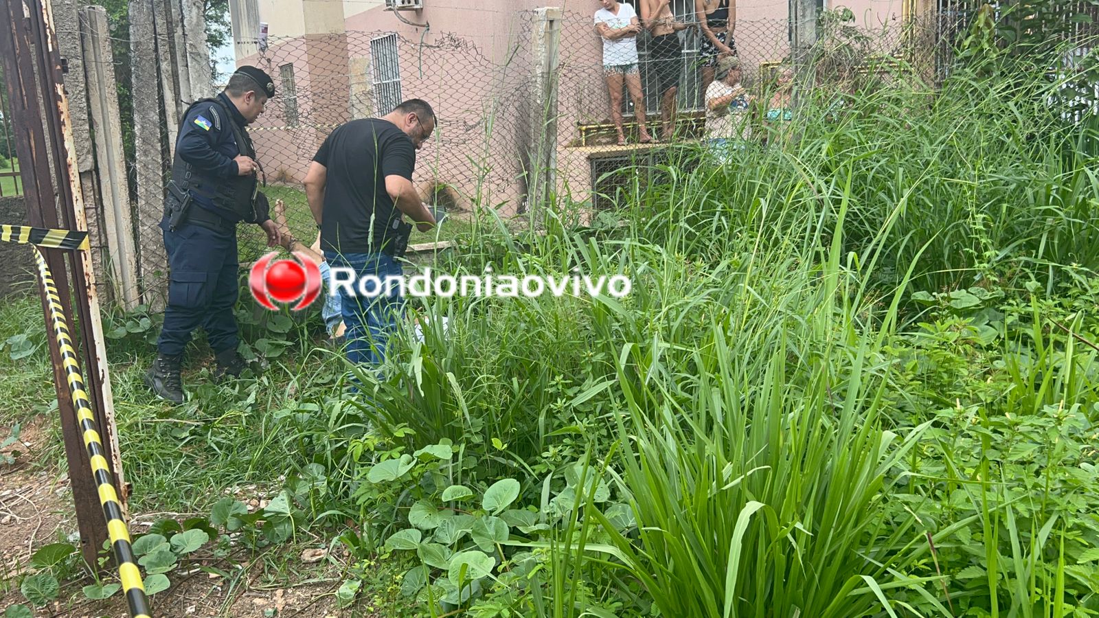 URGENTE: Jovem é executado a tiros em condomínio na zona Leste