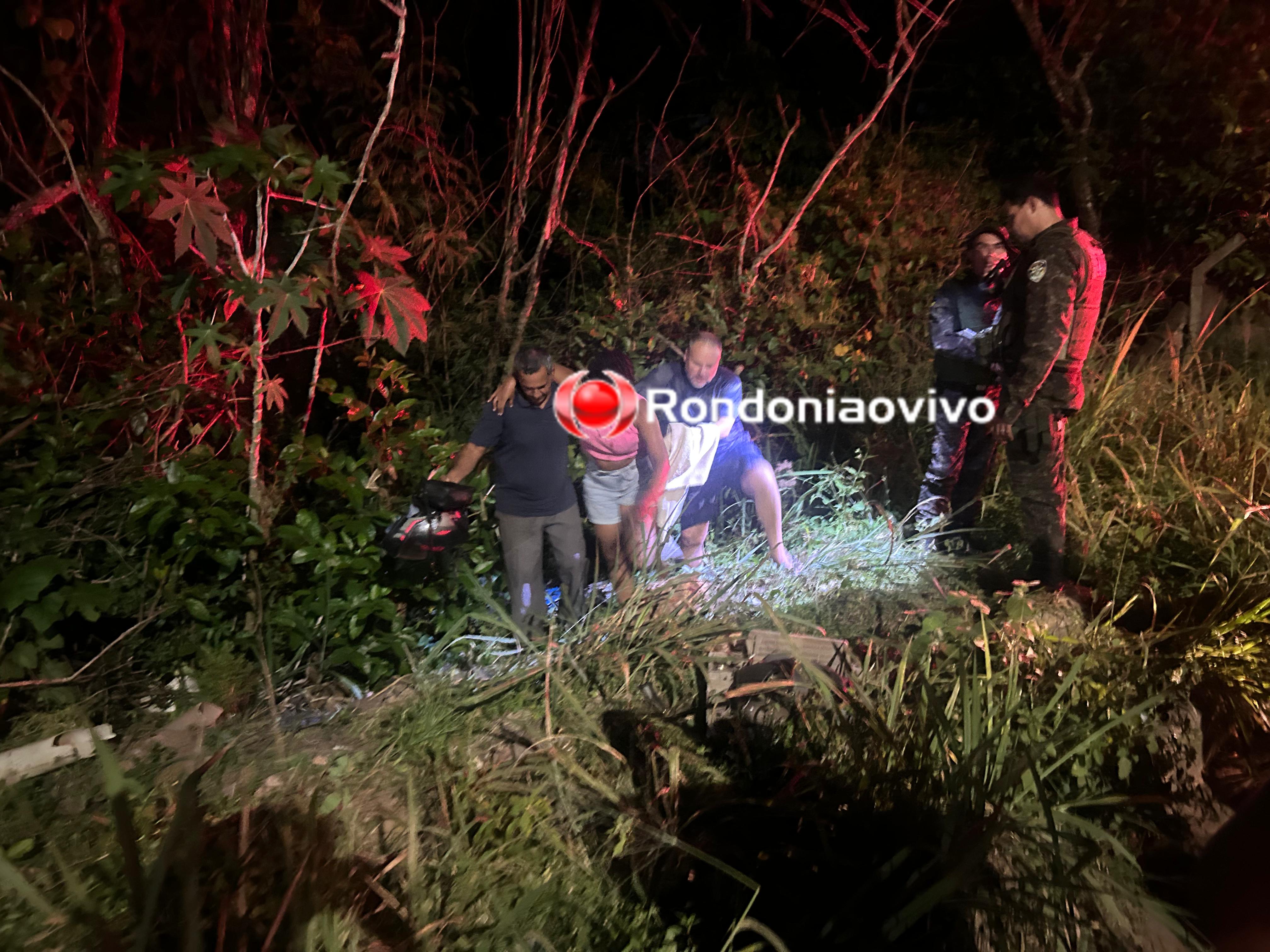 URGENTE: Mulher em moto vai parar dentro de matagal após acidente provocado por buraco