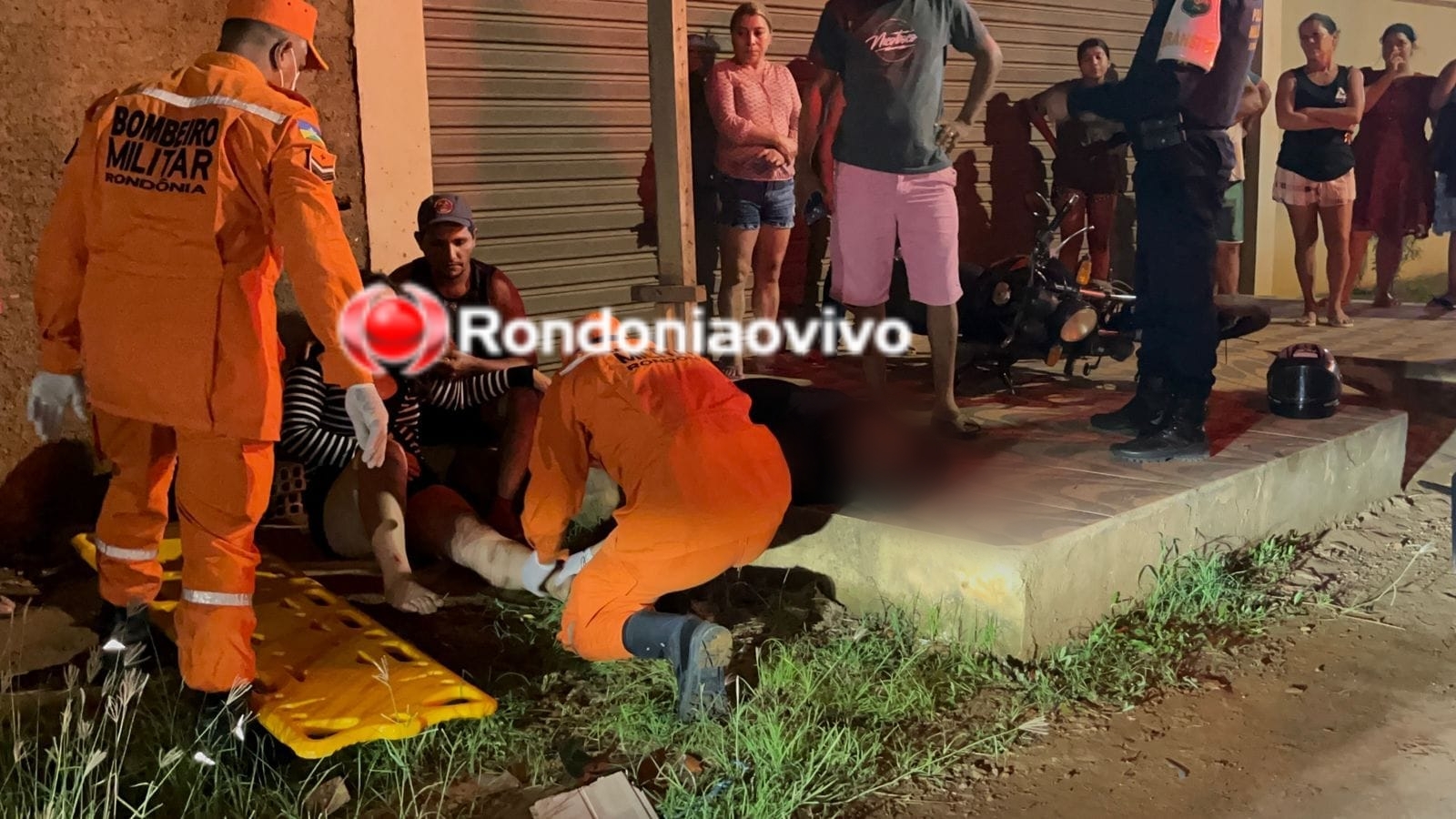 URGENTE: Cachorro cruza na frente de moto e deixa casal gravemente ferido 