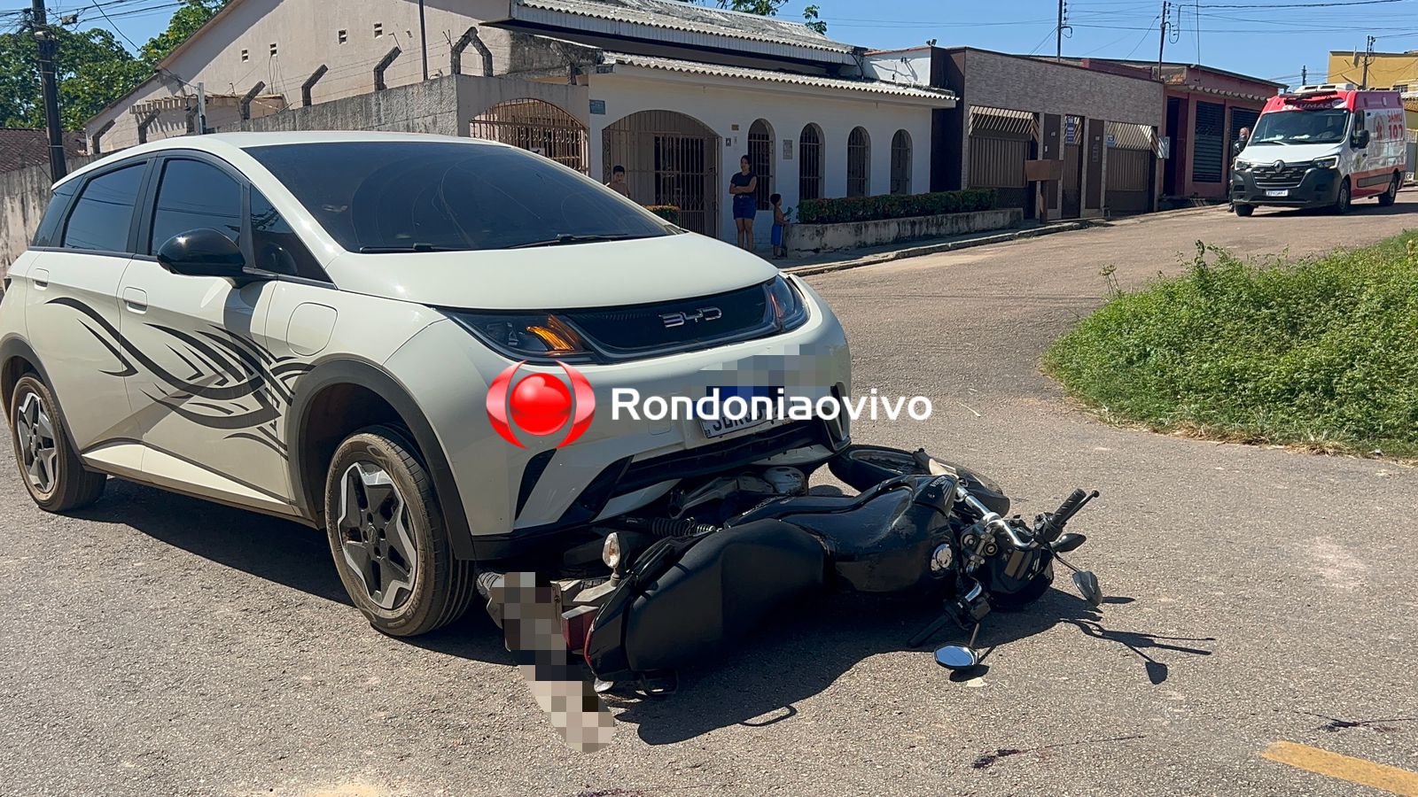 VÍDEO: Motociclista tem fratura exposta ao avançar e ser atropelado por carro