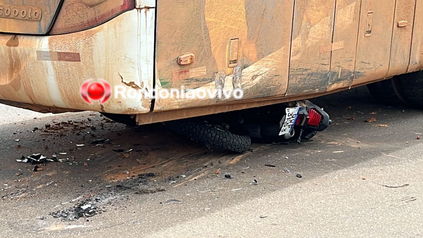 URGENTE: Ônibus passa por cima e arrasta moto de indígena na frente da rodoviária 