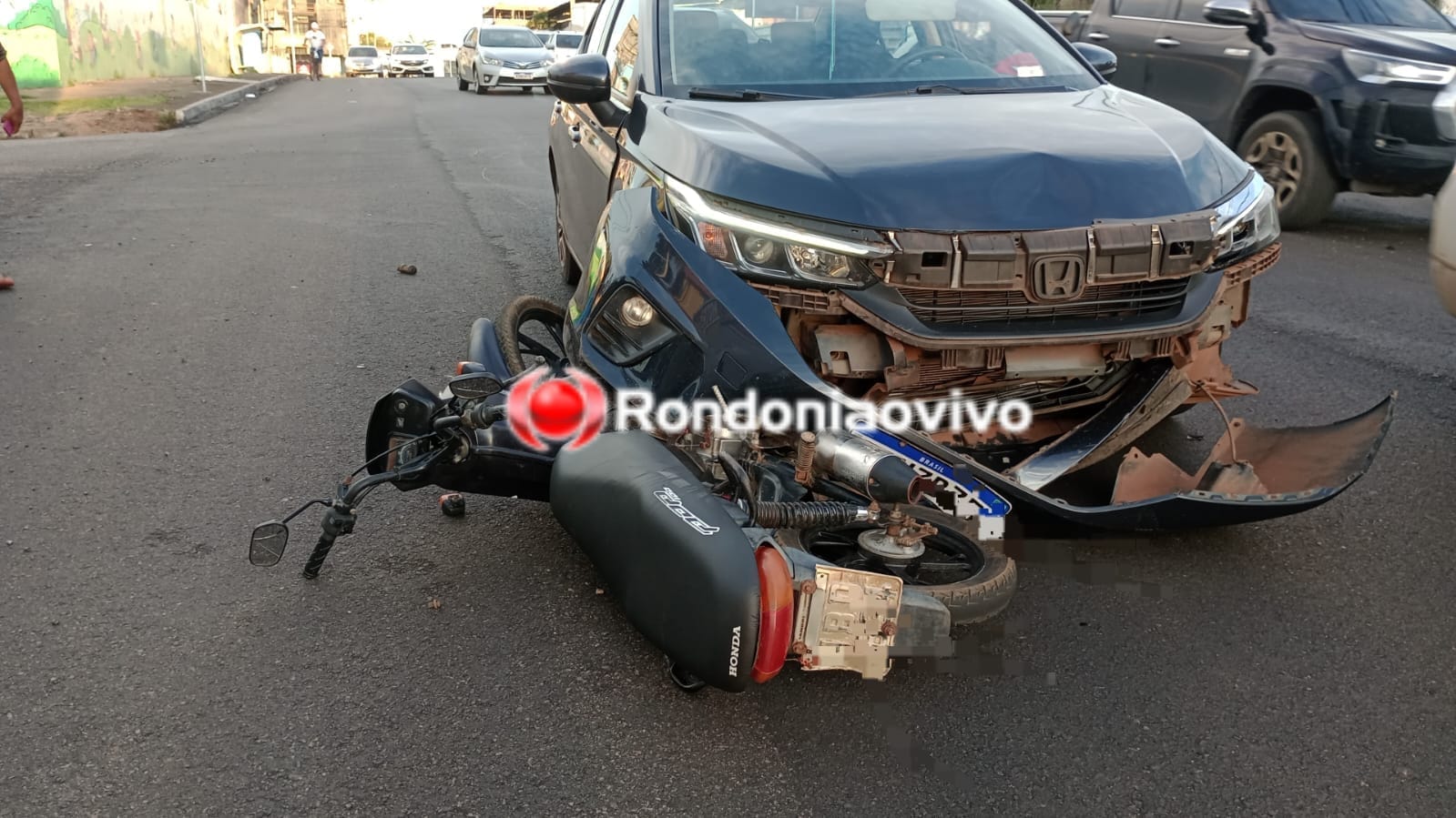 URGENTE: Motocicleta ocupada por mulher é arrastada por carro na Carlos Gomes 