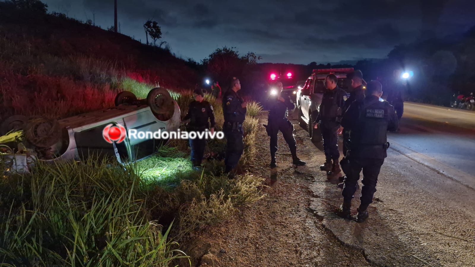 URGENTE: Carro capota na BR-319 após mulher perder controle da direção 