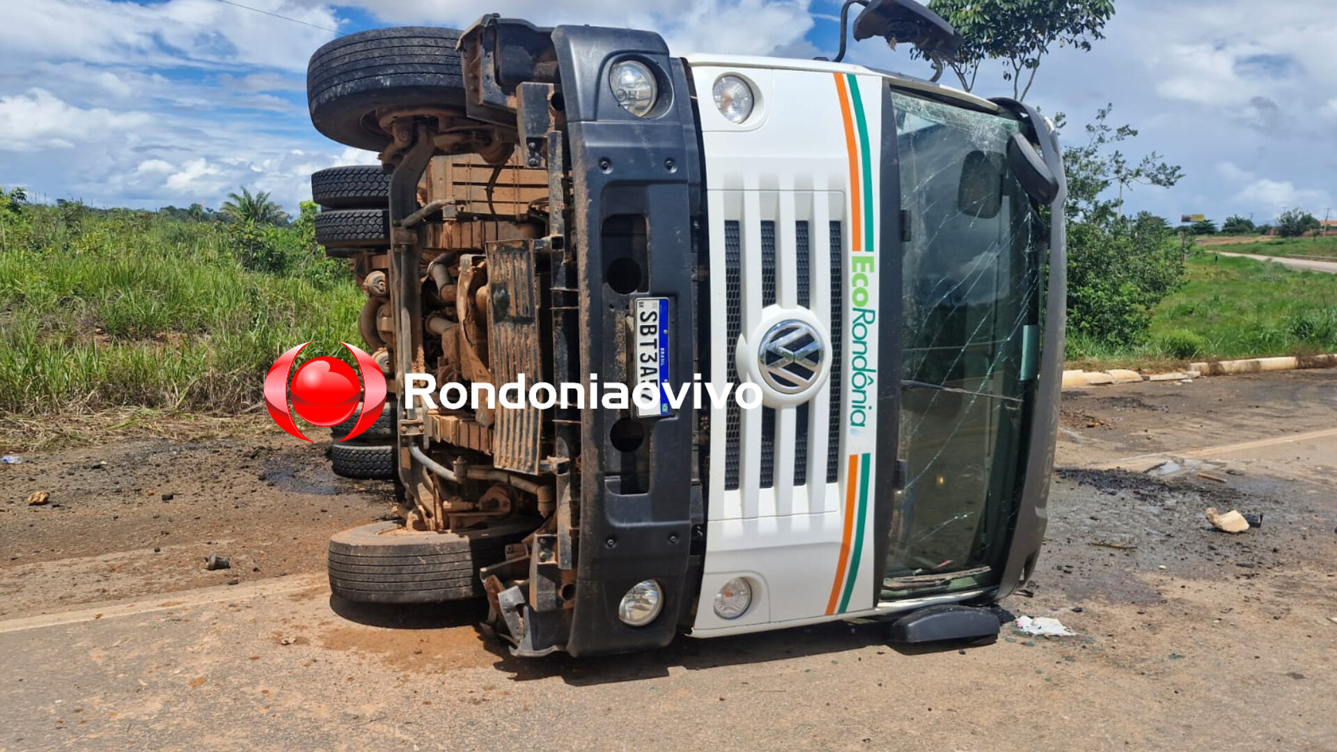 URGENTE: Motorista fica ferido após caminhão do lixo tombar na BR-319