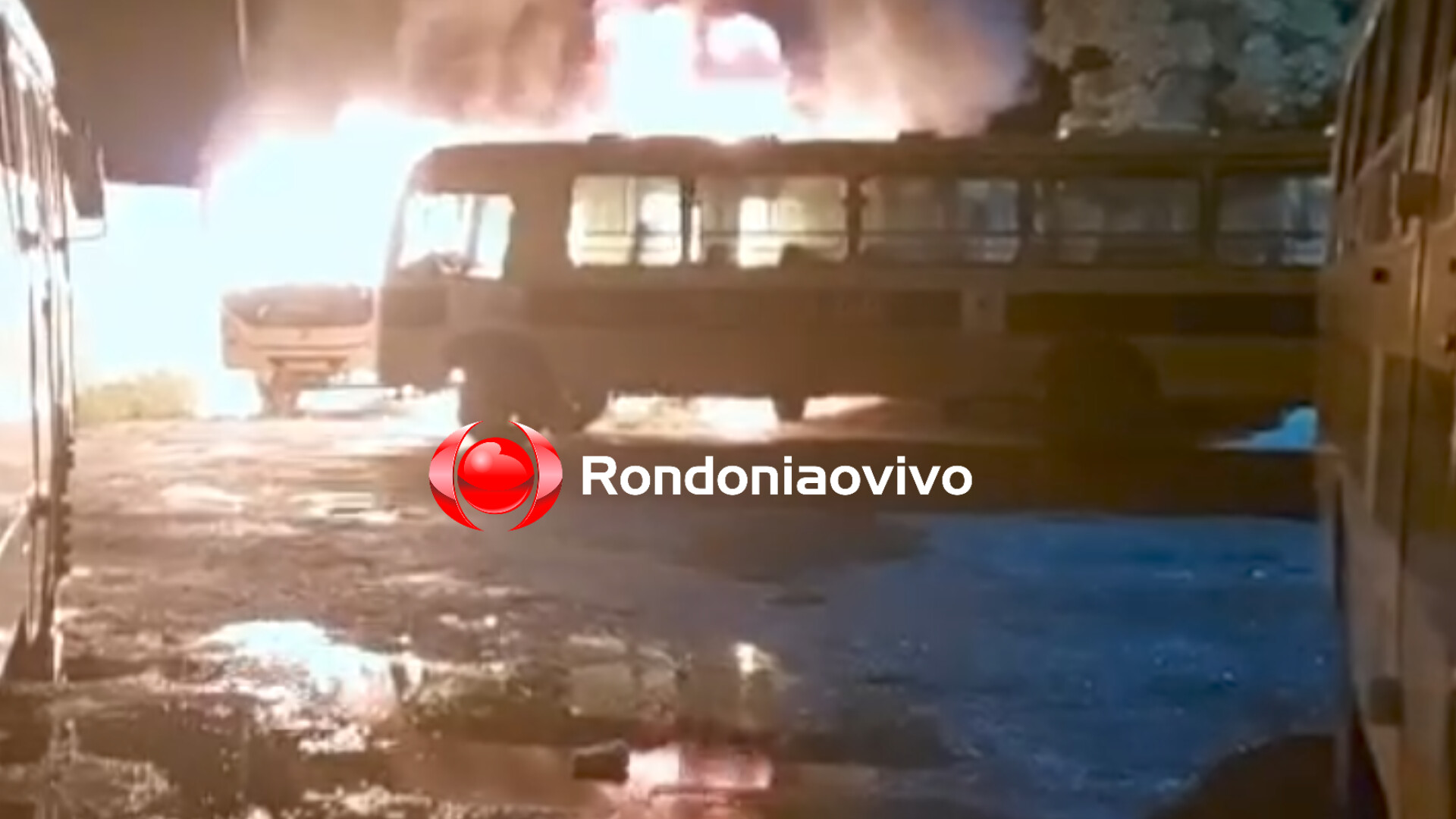 VÍDEO: Criminosos voltam a atacar e colocam fogo em três ônibus dentro de escola 