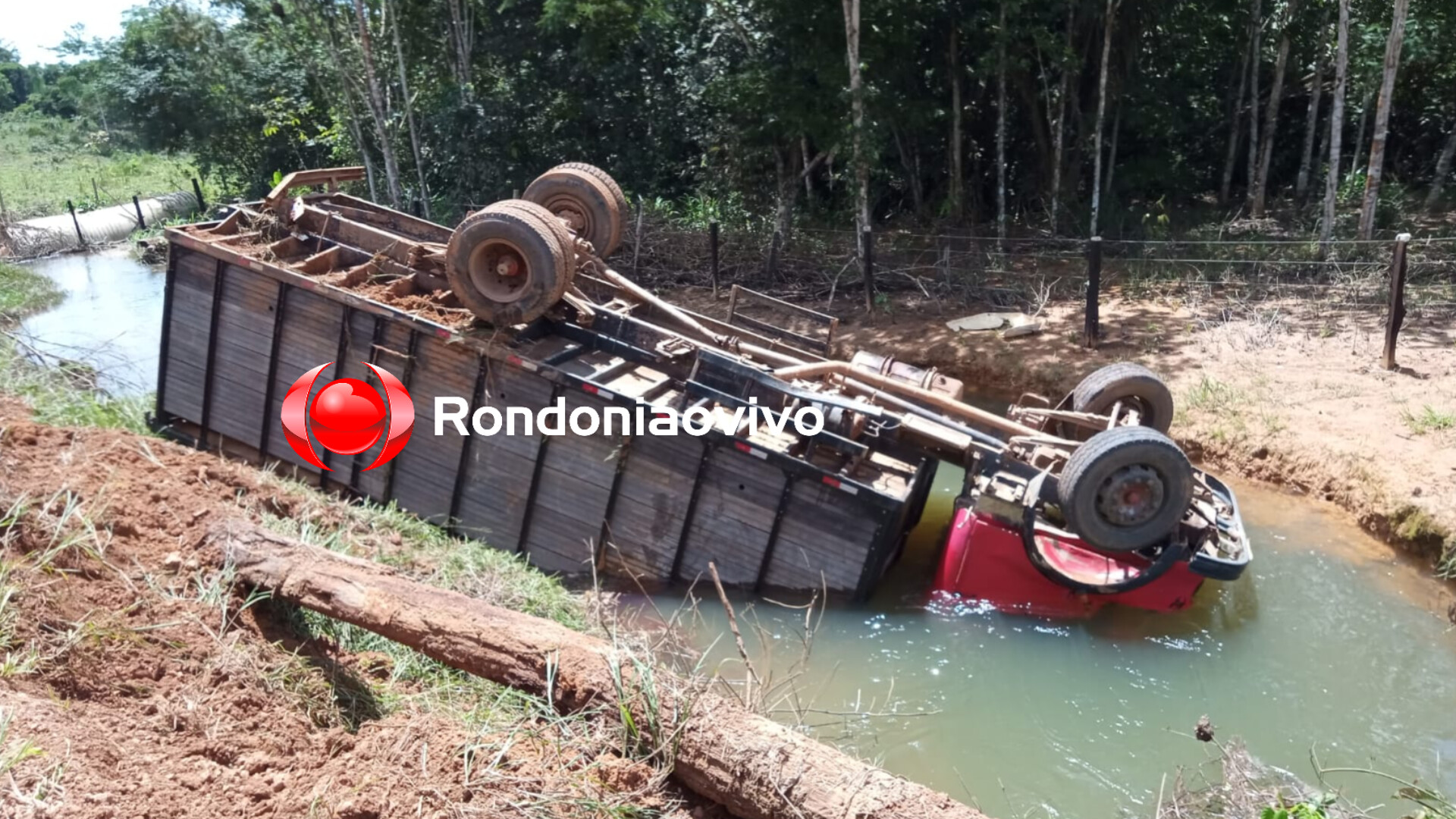 DESGOVERNADO: Caminhão boiadeiro capota dentro de riacho na zona rural 