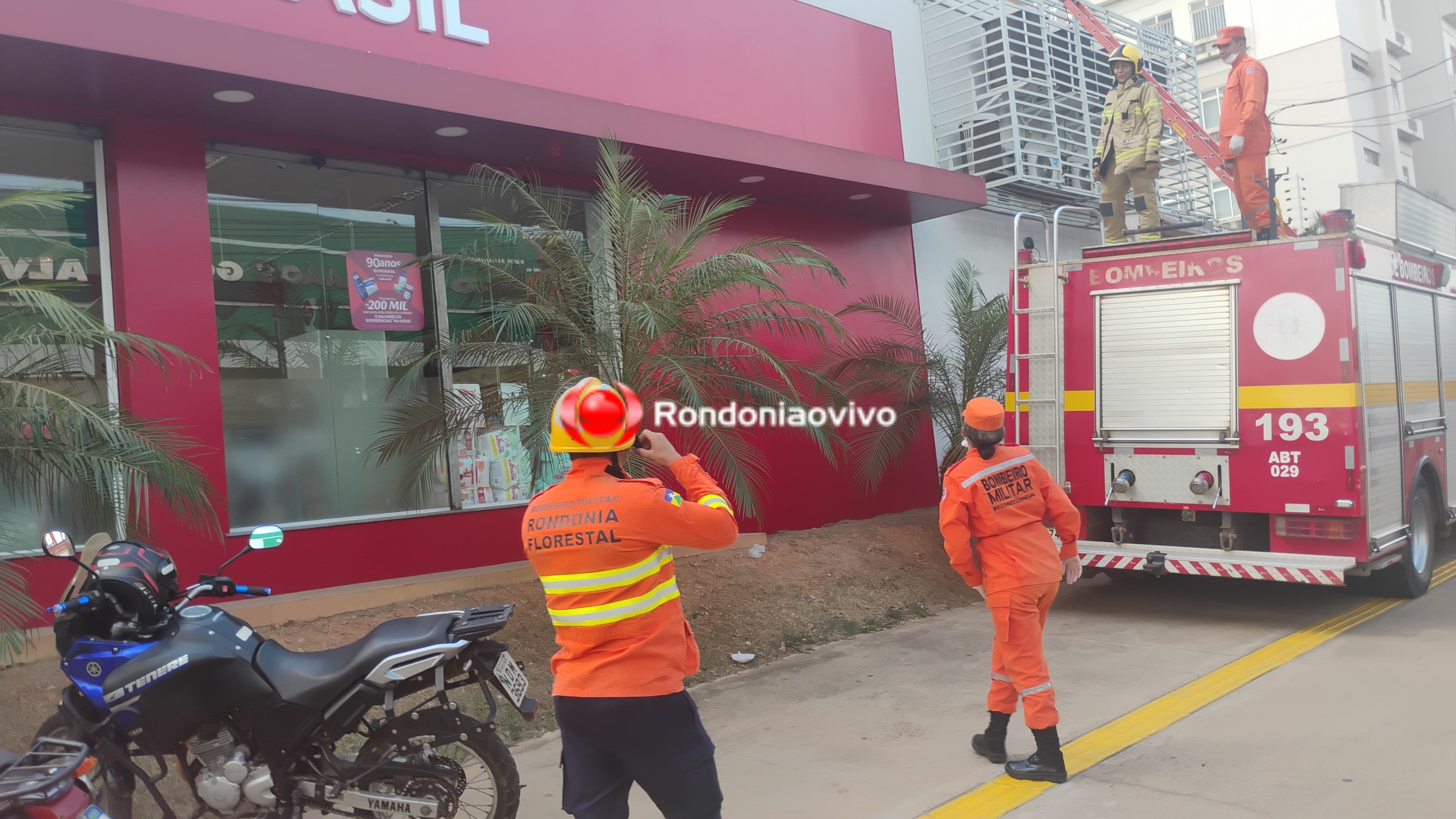 URGENTE: Bombeiros e PM fazem operação para retirar homem de cima de drogaria