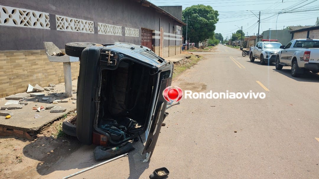 URGENTE: Carro Uno capota após atropelar mulher em motocicleta