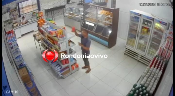 FILMADO: Vídeo mostra homem furtando pacote de café em panificadora 