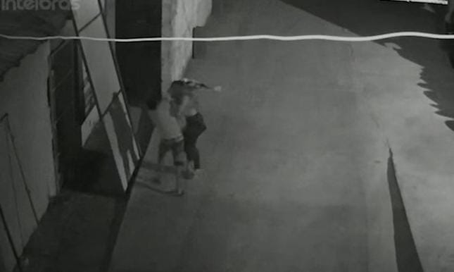 NO CENTRO: Adolescente é abusada por criminoso armado na calçada de residência 