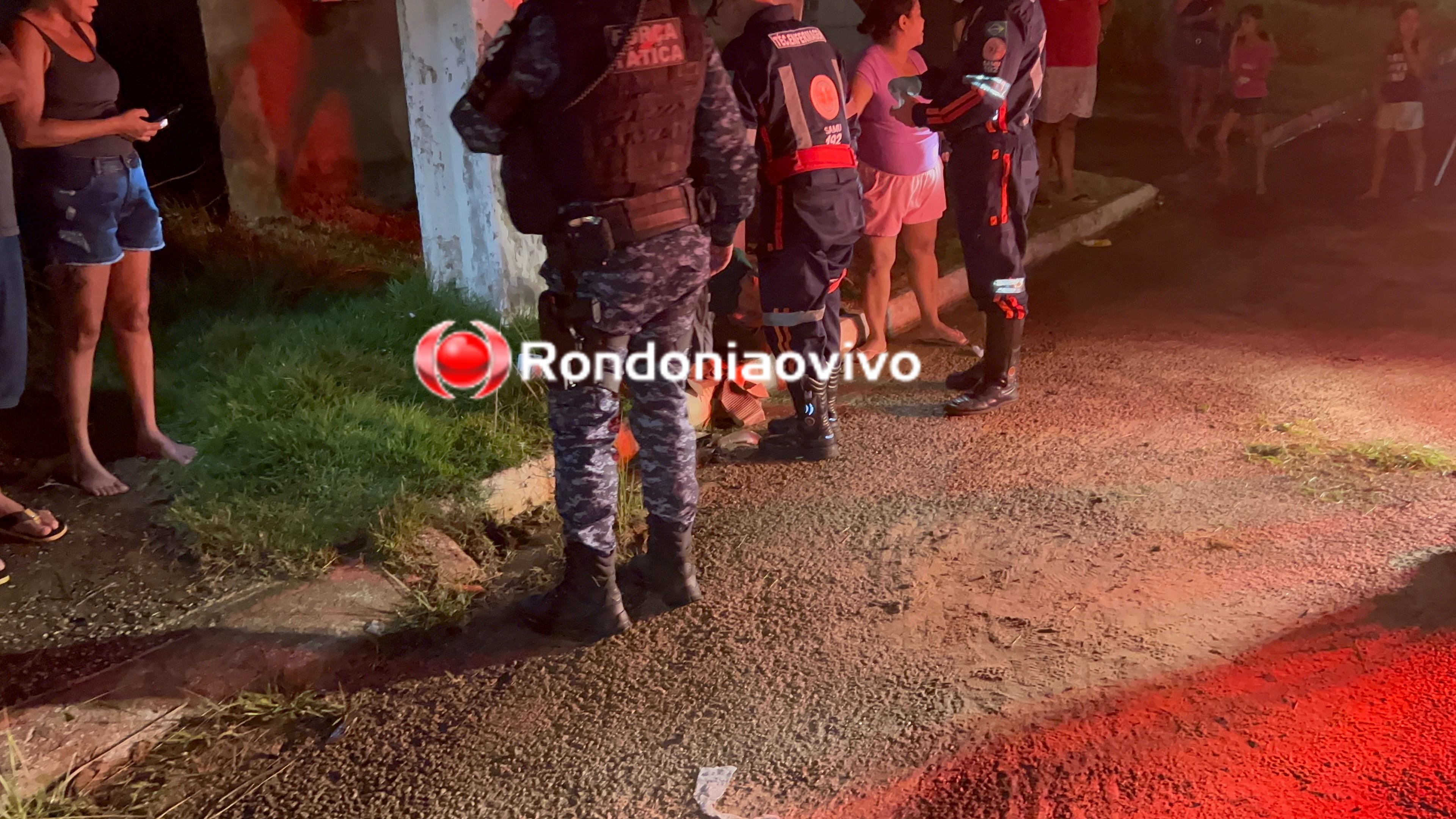 VÍDEO: Motociclista fica seriamente ferido após bater contra poste