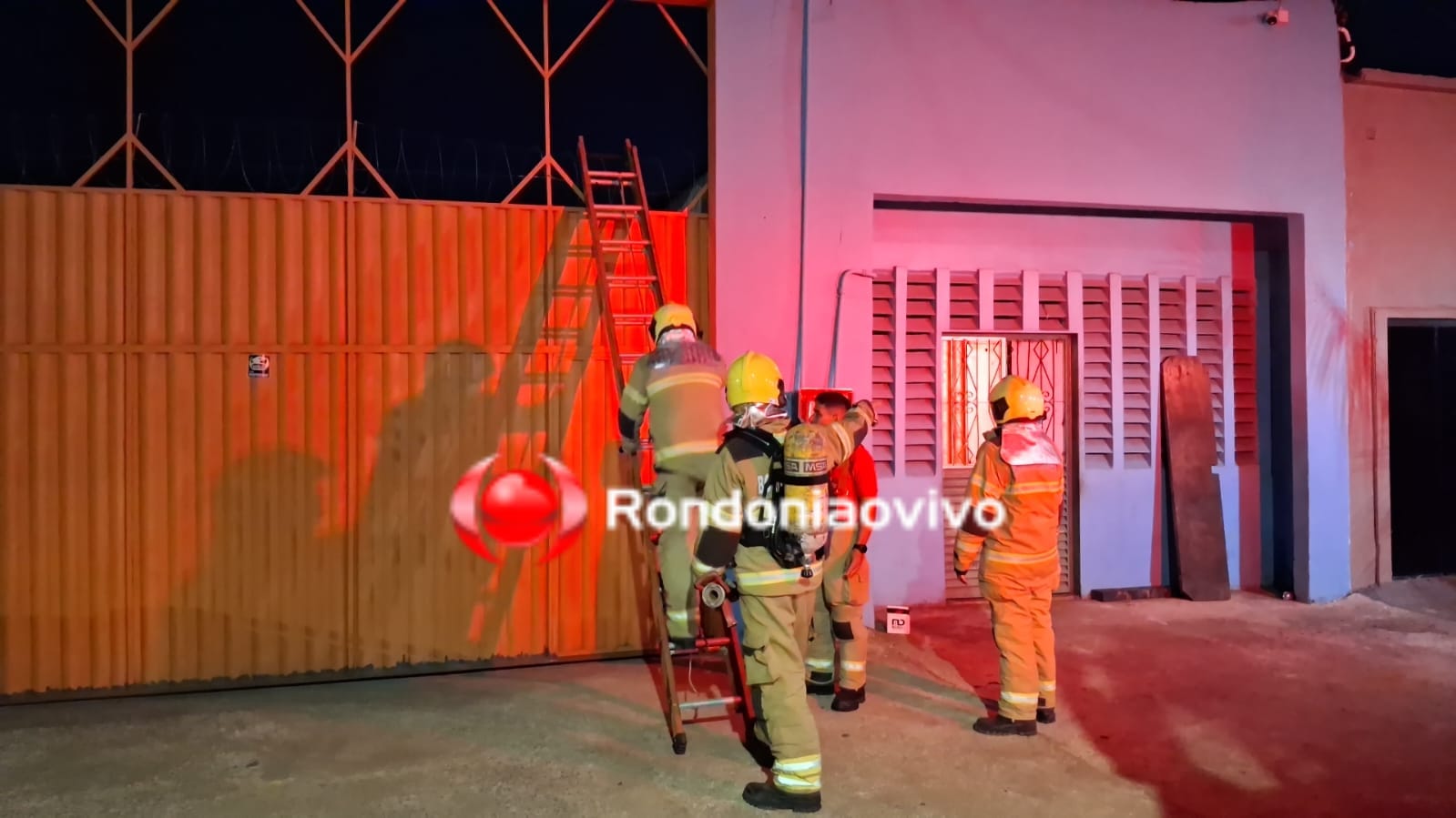 SUSTO: Fogo em lixeira dentro de empresa mobiliza Bombeiros ao lado de delegacia 