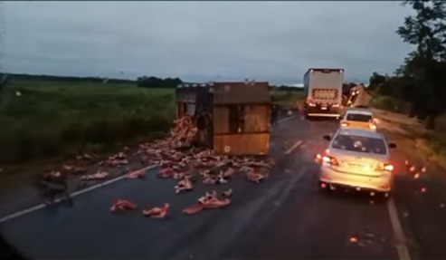 FORTE BATIDA: Grave acidente entre caçamba e carreta de soja é registrado na BR-364 