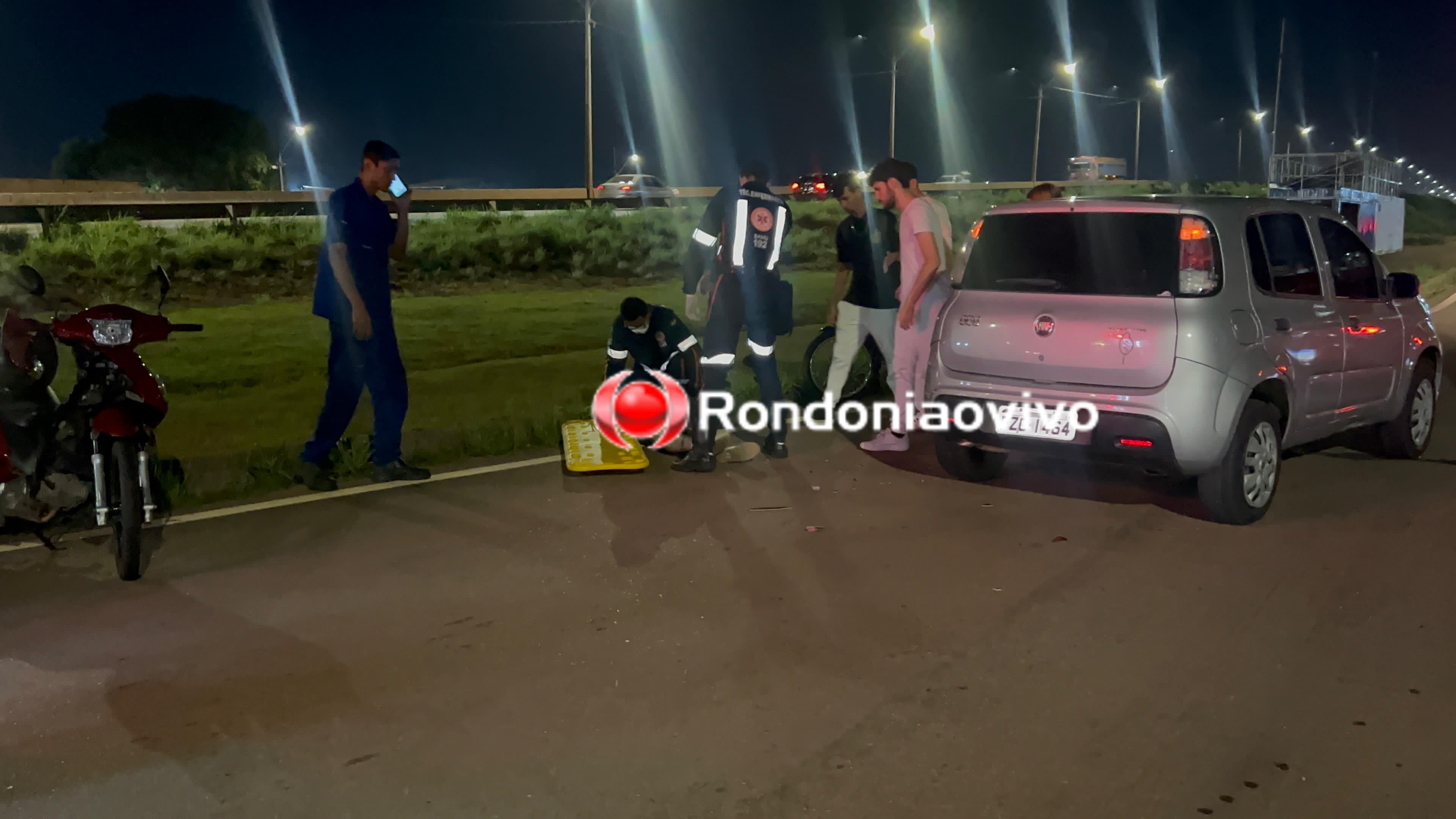 VÍDEO: Jovem em motocicleta fica seriamente ferida ao bater na traseira de carro na Rua da Beira