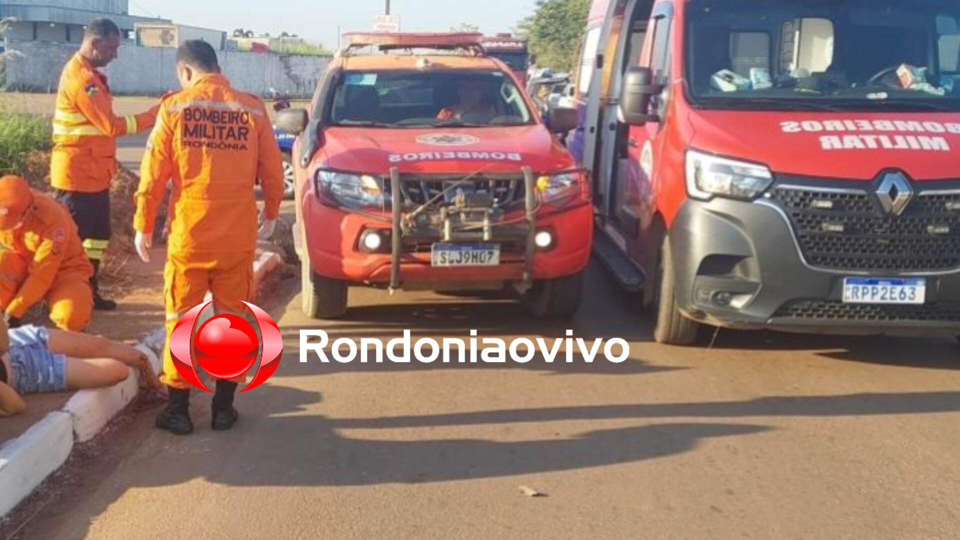 URGENTE: Mulher tem grave fratura exposta na perna em acidente de moto com carreta 