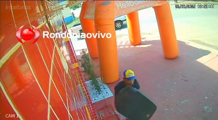 VÍDEO: Ladrão de caixa de som é flagrado agindo na frente de farmácia; Denuncie 