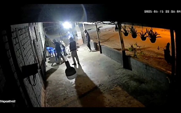 COVARDIA: Adolescente é agredida por homens encapuzados em lanchonete 