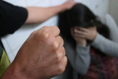 POR CIÚMES: Homem é preso após agredir ex-mulher; 'Tem caso com todos da rua'