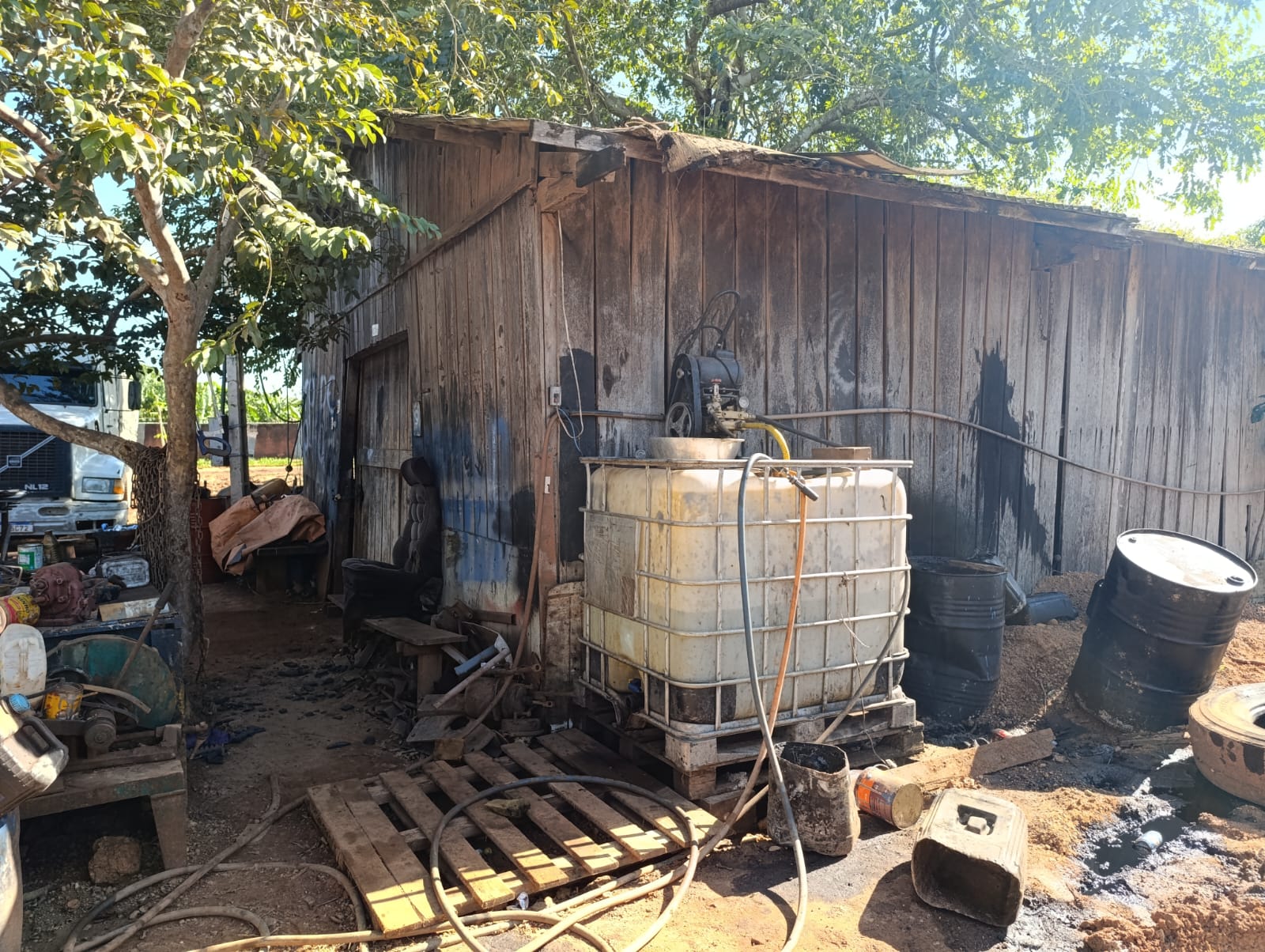 PROTETOR DAS DIVISAS: Operação fecha depósito clandestino de combustível em Rondônia 