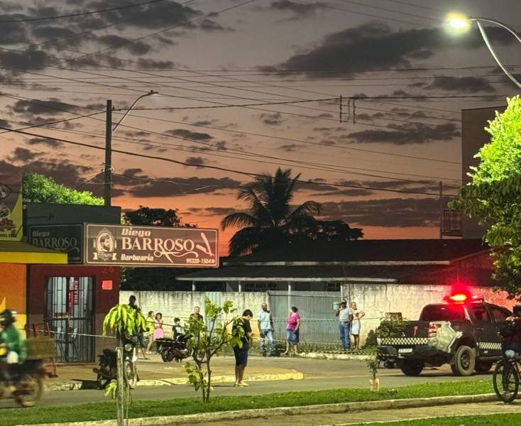 DE ARMA EM PUNHO: Membro do CV se entrega em escola após balear barbeiro e cliente cortando cabelo