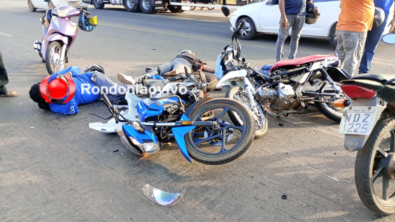 RUA DA BEIRA: Três pessoas ficam feridas em grave acidente entre motos