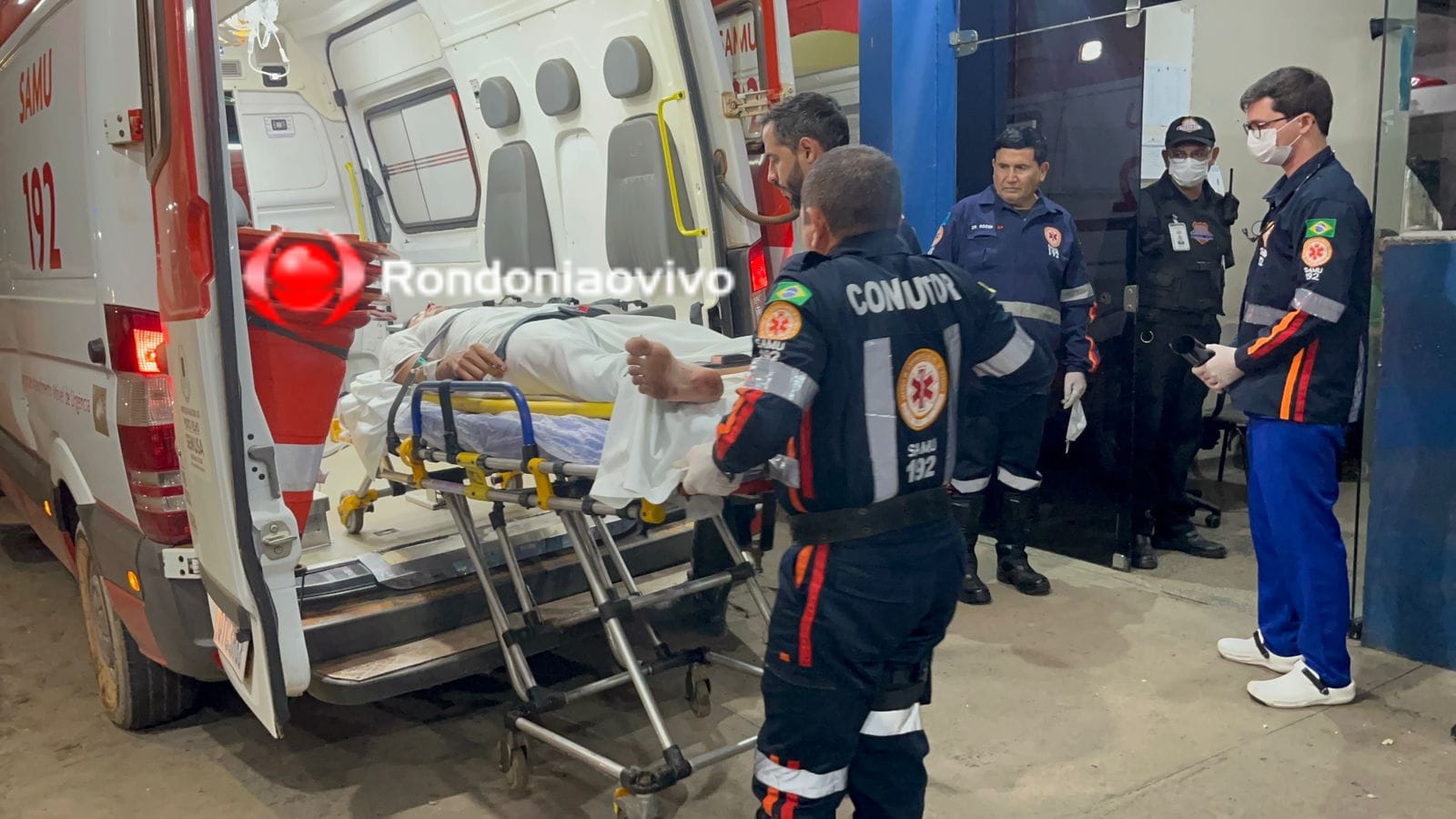 SURPREENDIDO: Jovem sofre ataque a tiros enquanto pintava portão com a esposa 